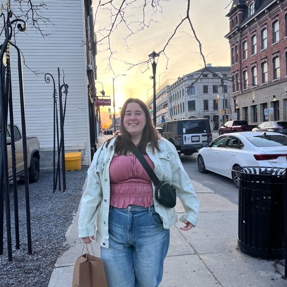 Meet your Posher, Samantha - Picture 1 of 6